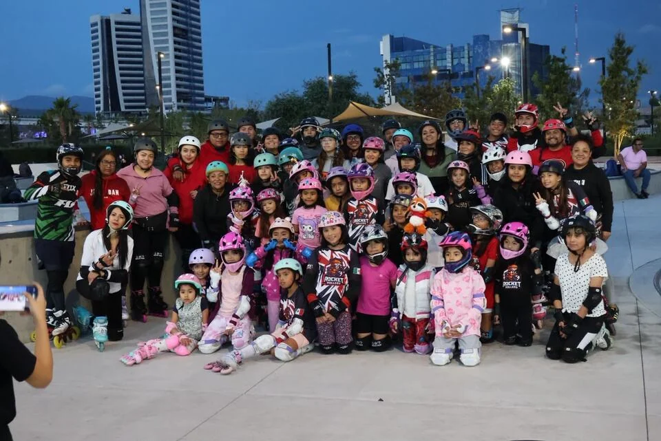 Niñas, niños, adolescentes y adultos reunidos con sus patines.
