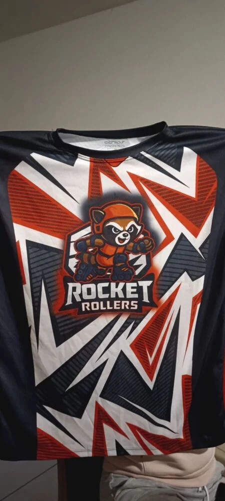 Uniforme de Rocket Rollers con el mapache y trazos geométricos rojos, blancos y azul oscuro