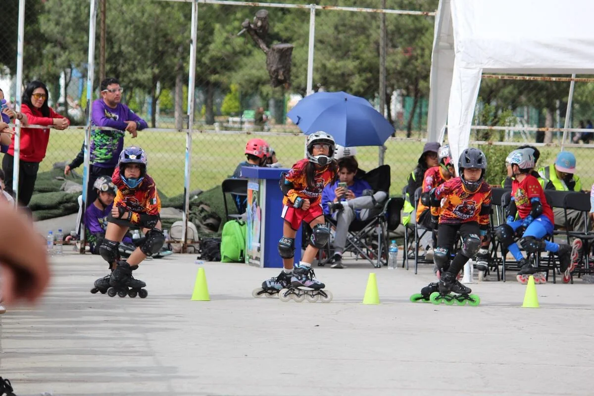 Dos patinadores recorren una curva durante un encuentro.