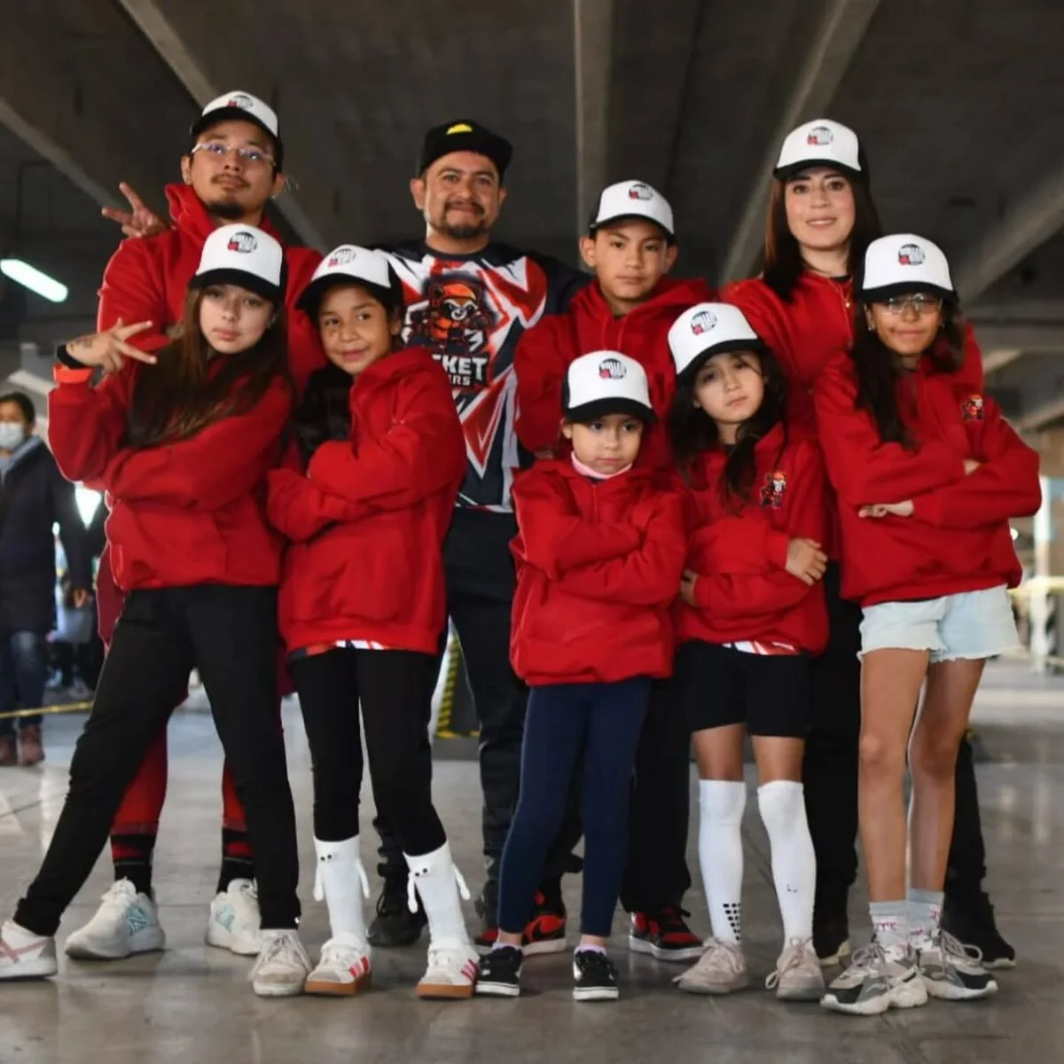 Integrantes de Rocket Rollers reunidos con sus sudaderas rojas.