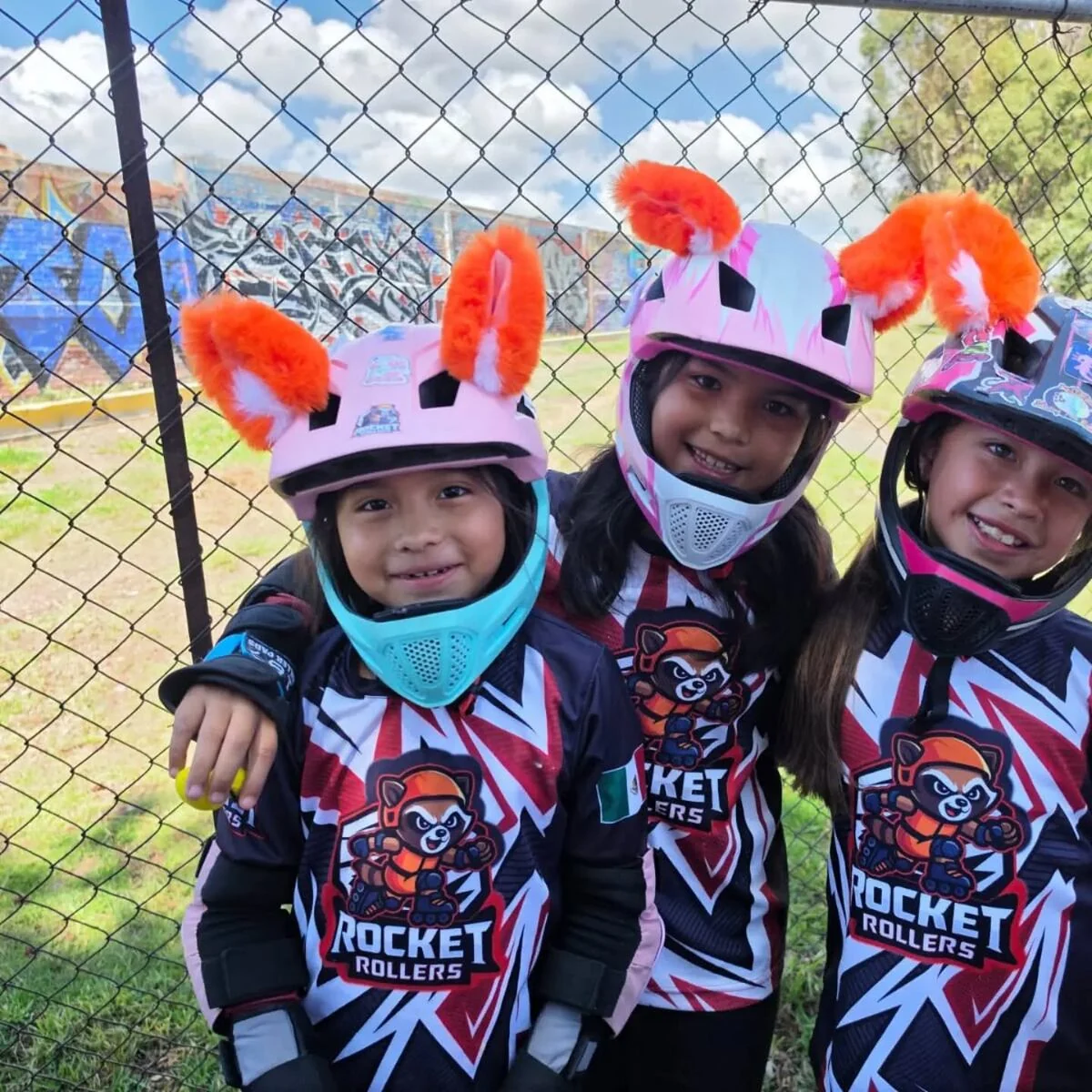 Niñas del club comparten una fotografía con sus cascos decorados.
