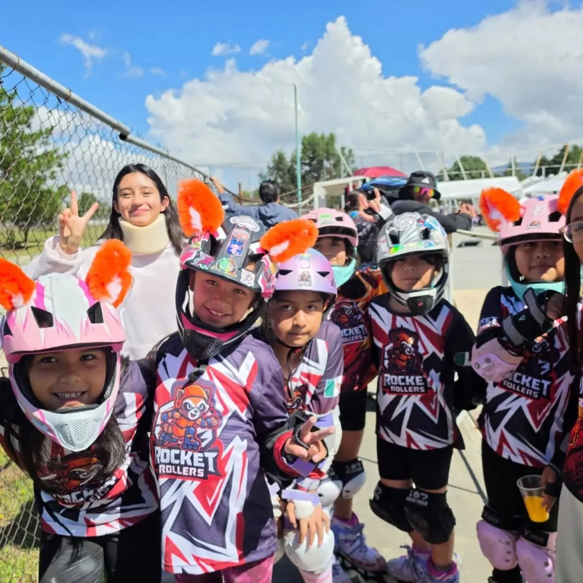 Integrantes de Rocket Rollers reunidos con cascos y uniformes del club.