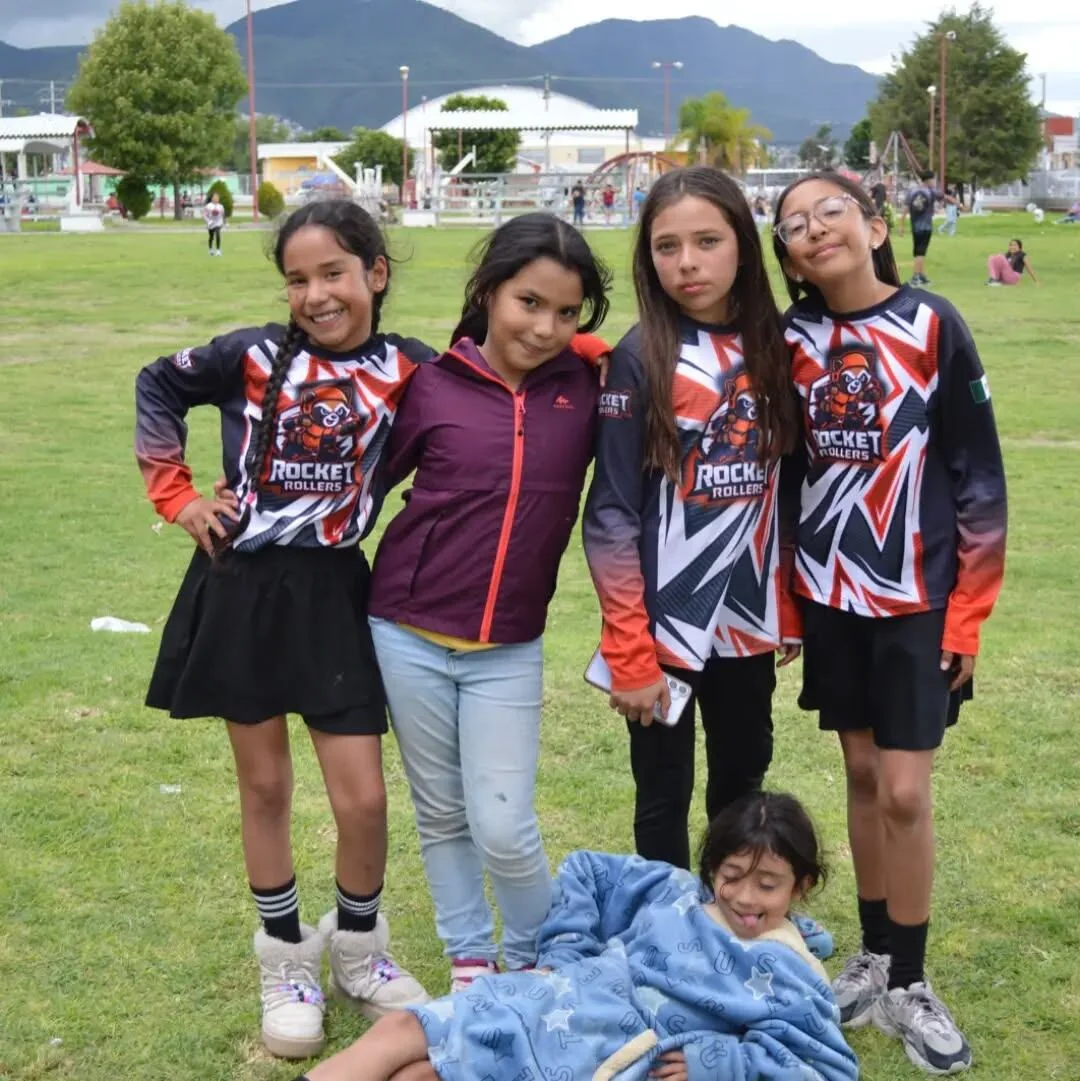 Adolescentes del equipo comparten un momento al aire libre.