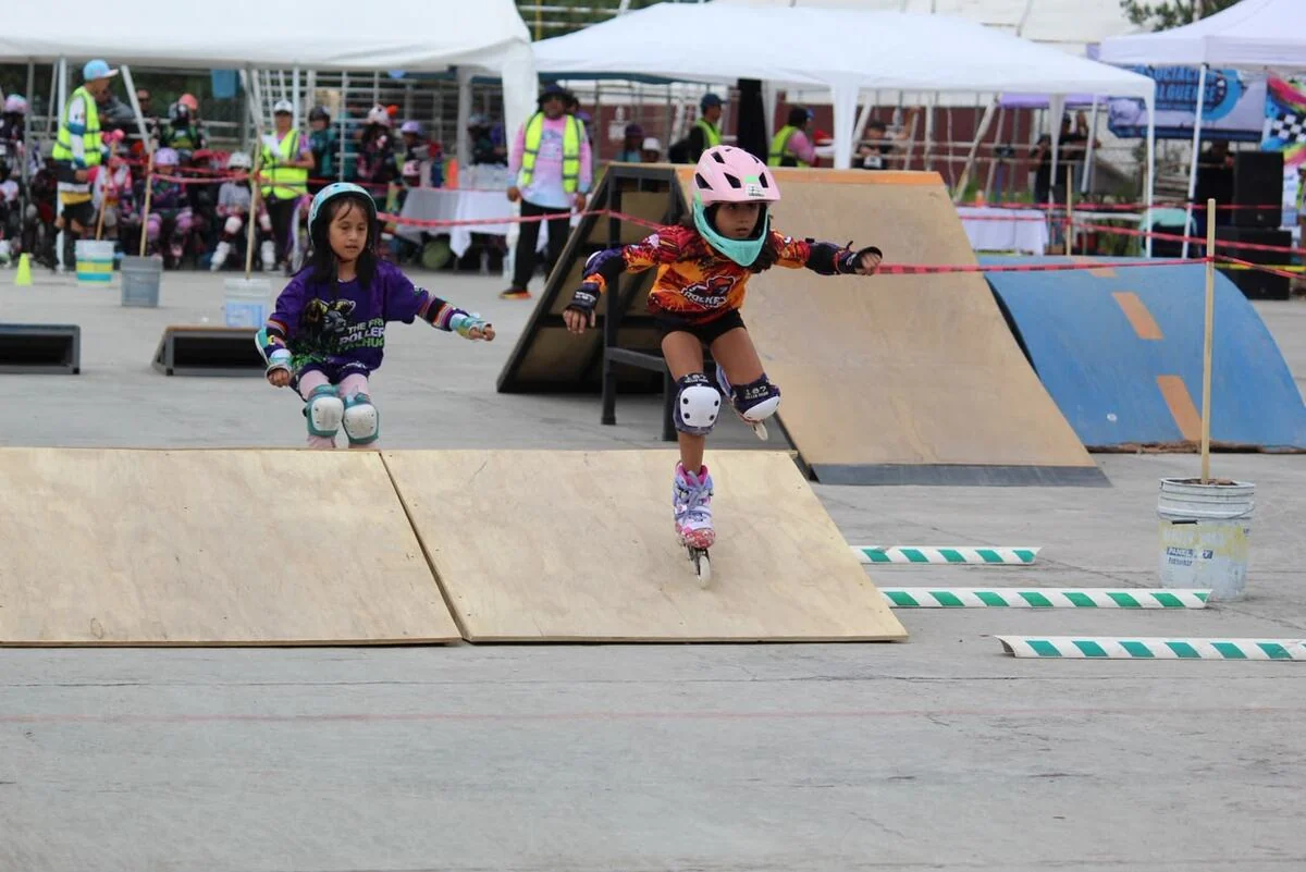 Patinadoras recorren módulos y rampas durante una jornada deportiva.