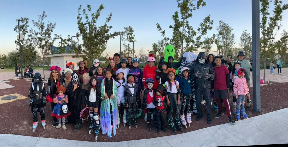Niñas, niños, adolescentes y familias reunidos con sus patines.