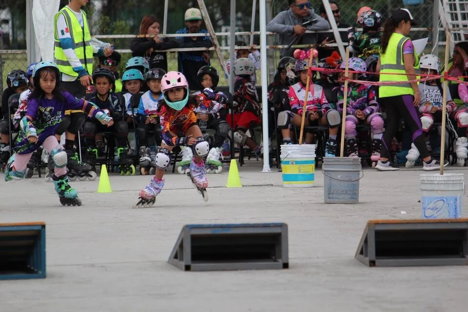 Patinadores avanzan junto a la zona de salida y los módulos.
