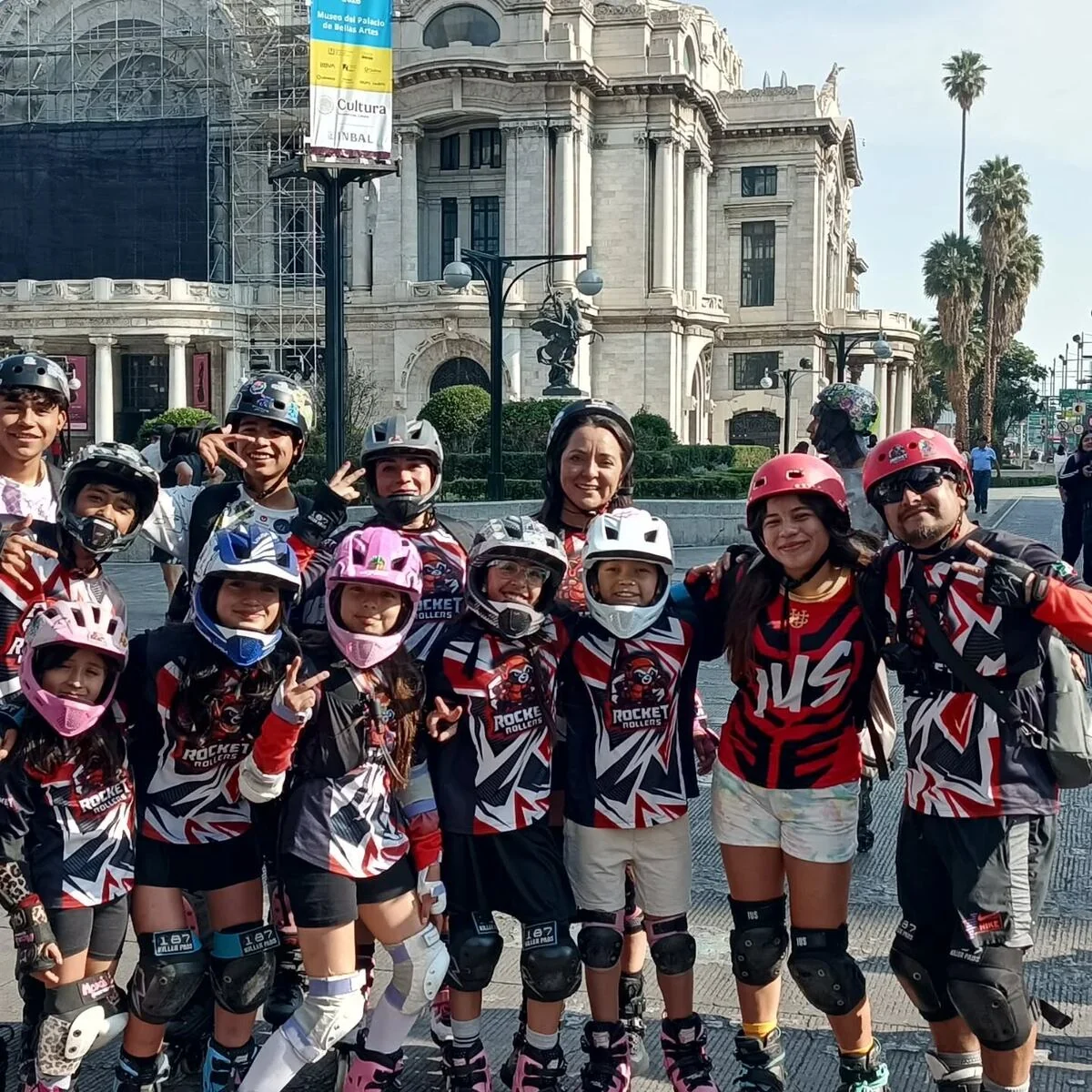 La comunidad del club en una salida frente al Palacio de Bellas Artes.