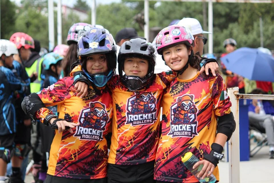 Tres jóvenes patinadoras comparten una fotografía con el uniforme del club.