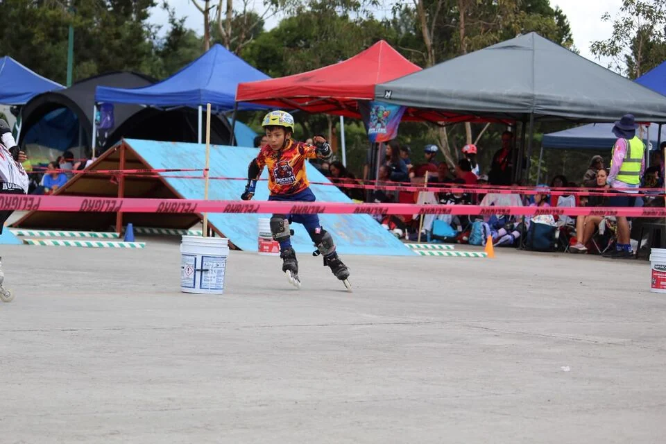 Una patinadora recorre una curva durante un encuentro deportivo.