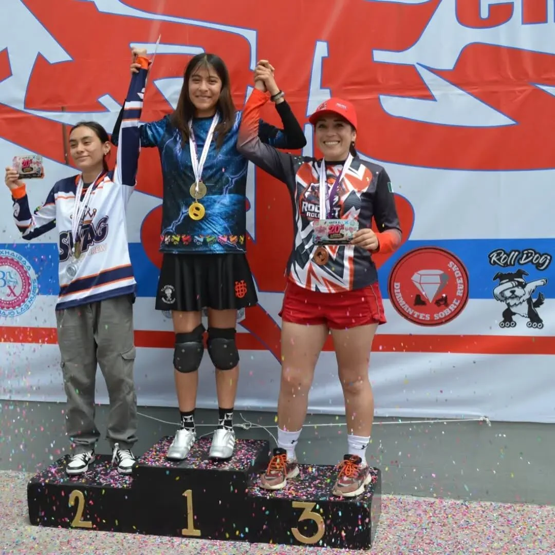 Patinadoras sobre un podio durante un encuentro deportivo.