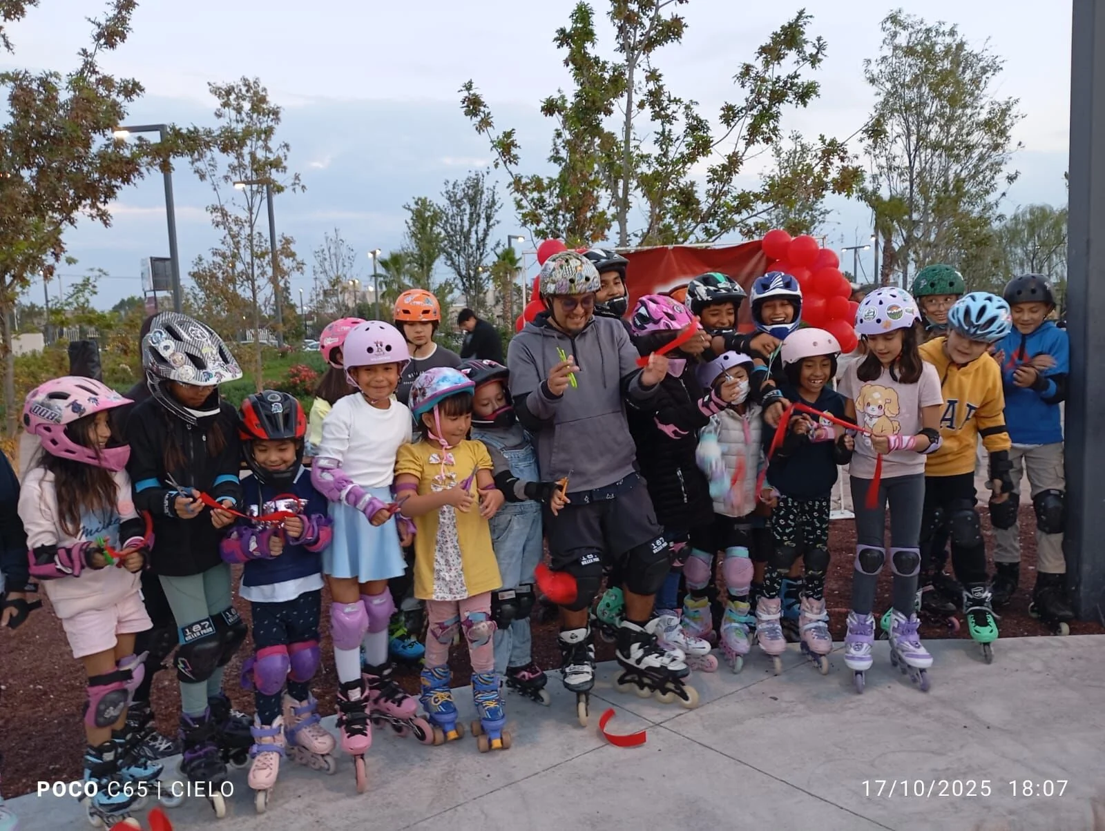 Los primeros integrantes de Rocket Rollers reunidos con sus patines en los inicios del club