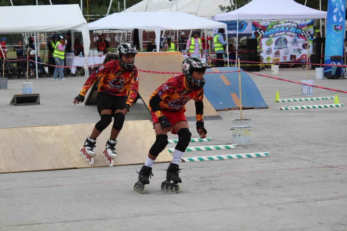 Dos patinadores del club comparten un recorrido en el circuito.