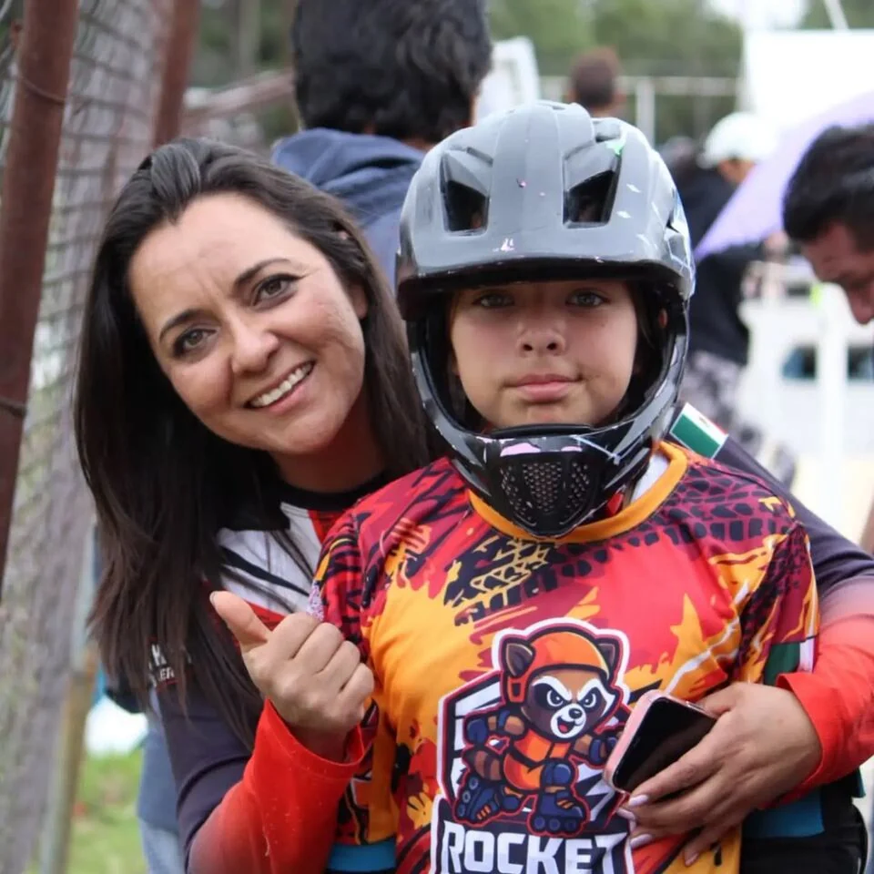 Una integrante del club junto a una acompañante en una jornada de patinaje.