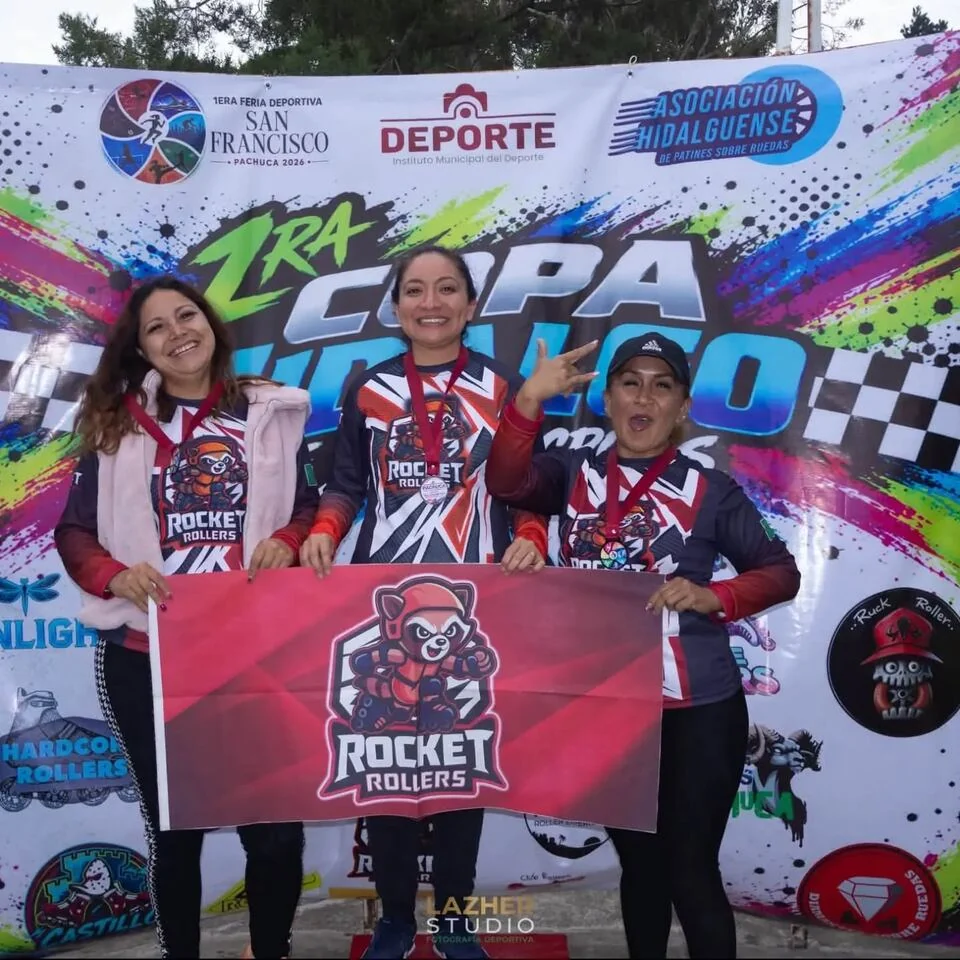 Integrantes del club posan con la bandera Rocket Rollers.