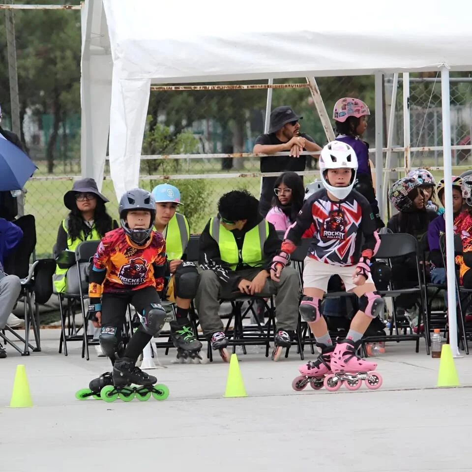 Patinadores recorren una zona de conos en la pista.