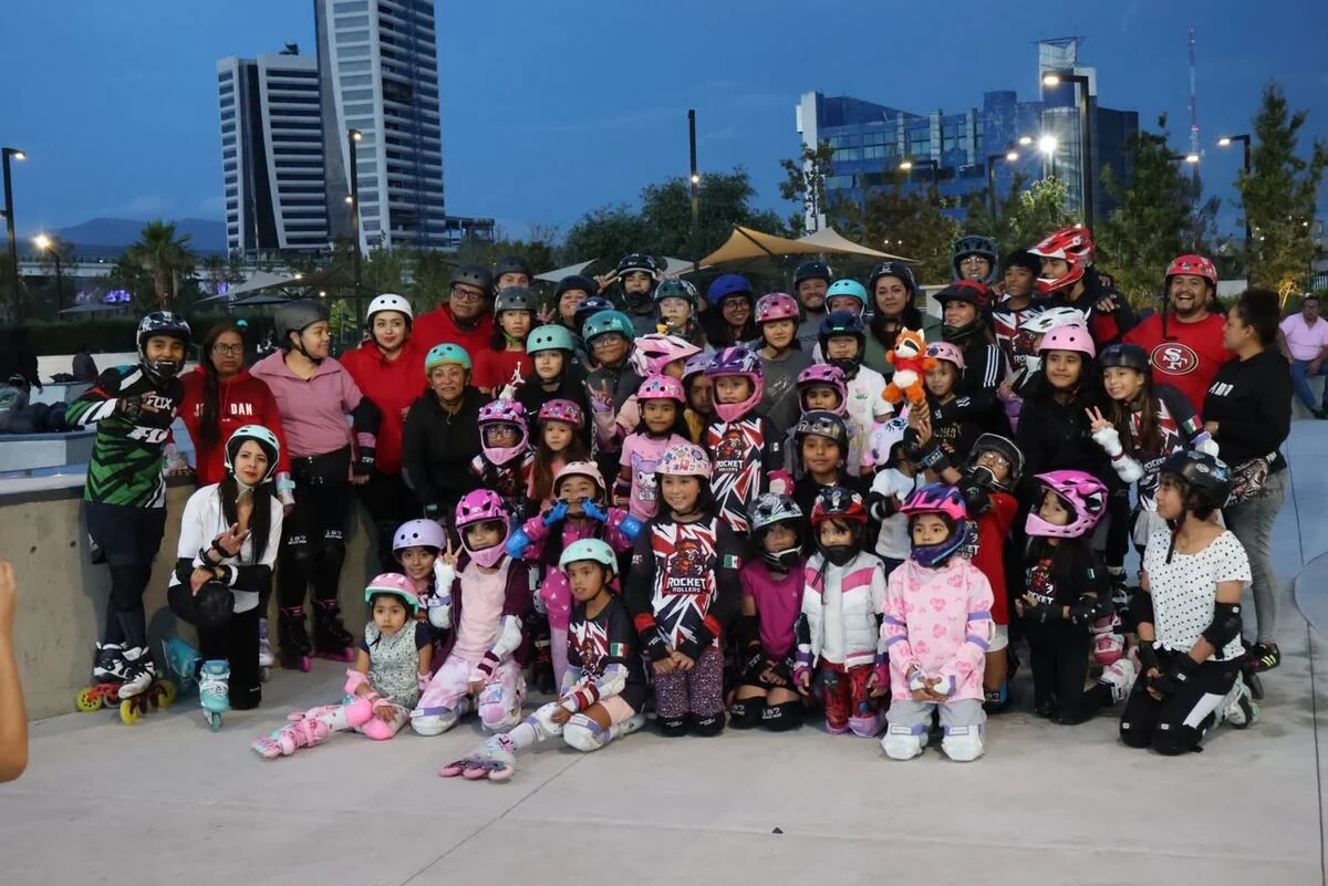 Una fotografía de grupo con niñas, niños, adolescentes y adultos del club.