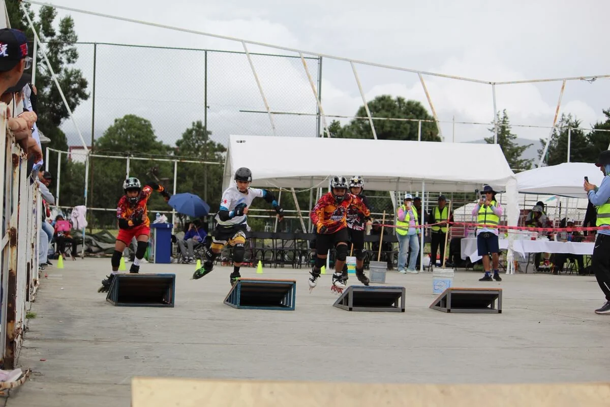 Patinadores superan una sucesión de obstáculos durante un encuentro.