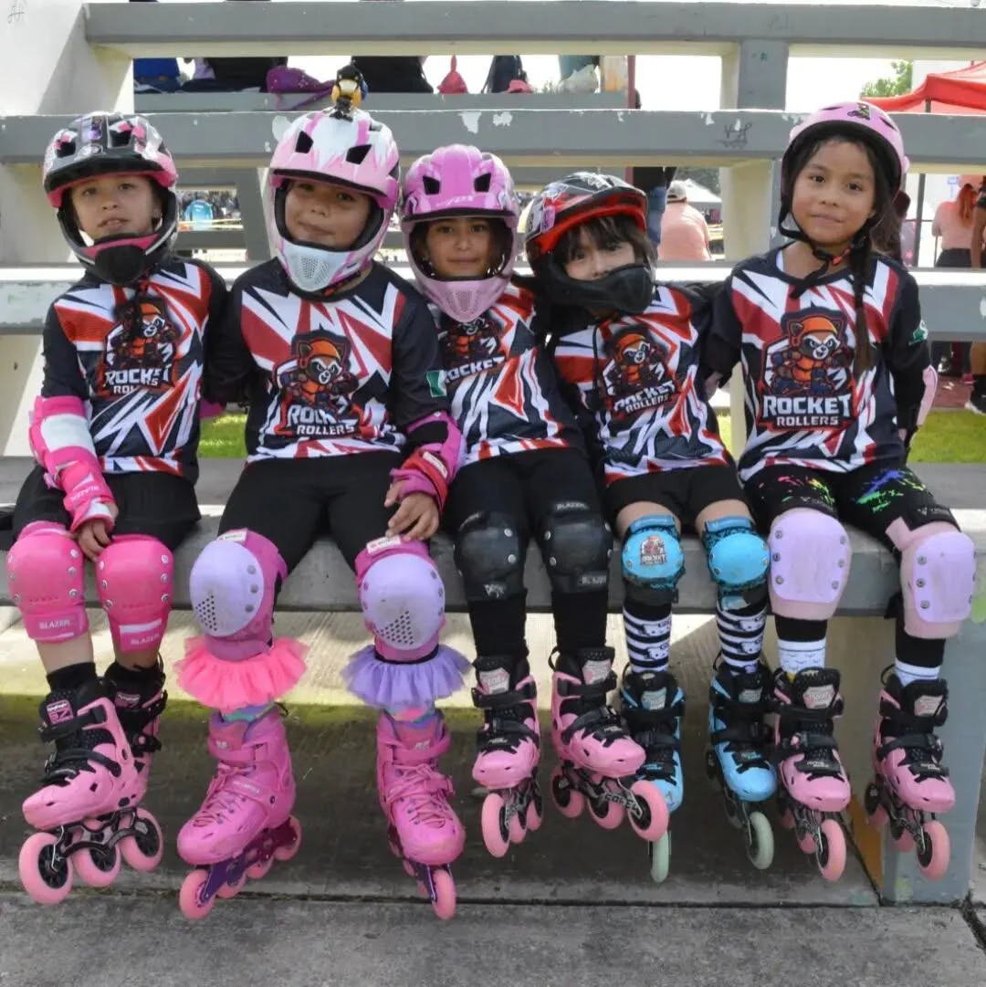 Niñas del club reunidas con cascos, protecciones y patines.