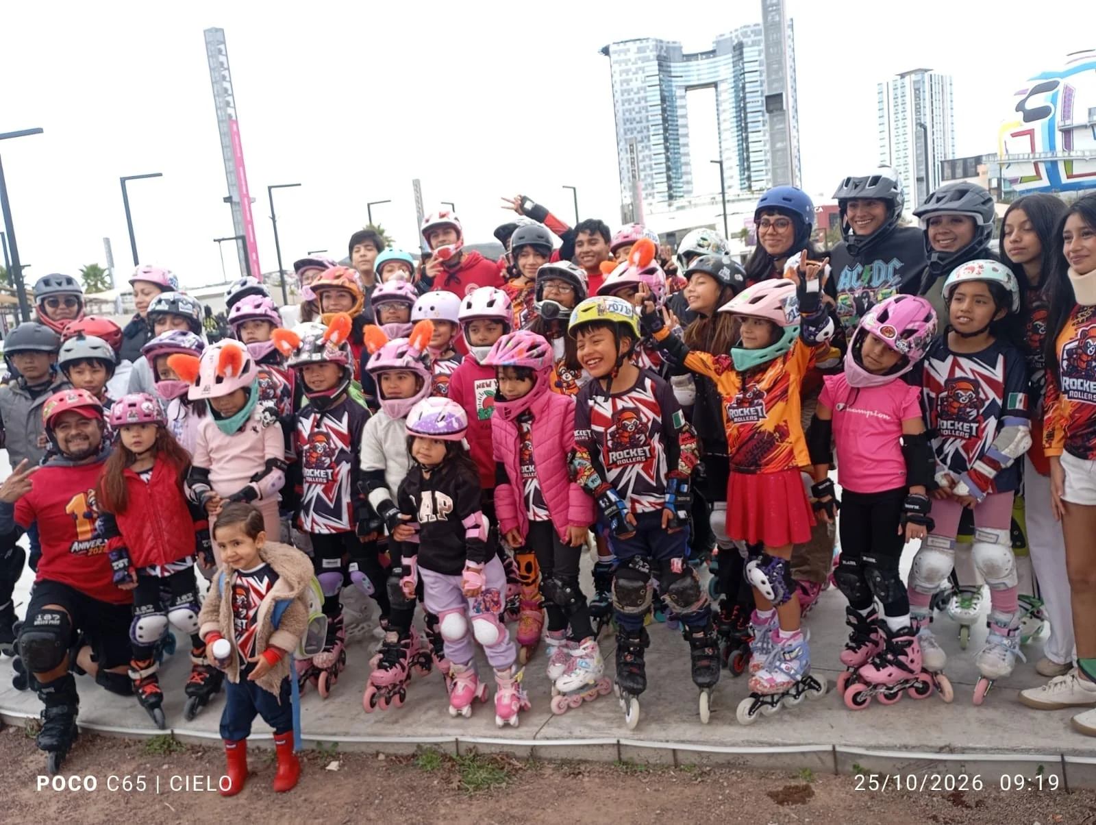 Patinadores y familias de Rocket Rollers celebrando su primer aniversario en la pista